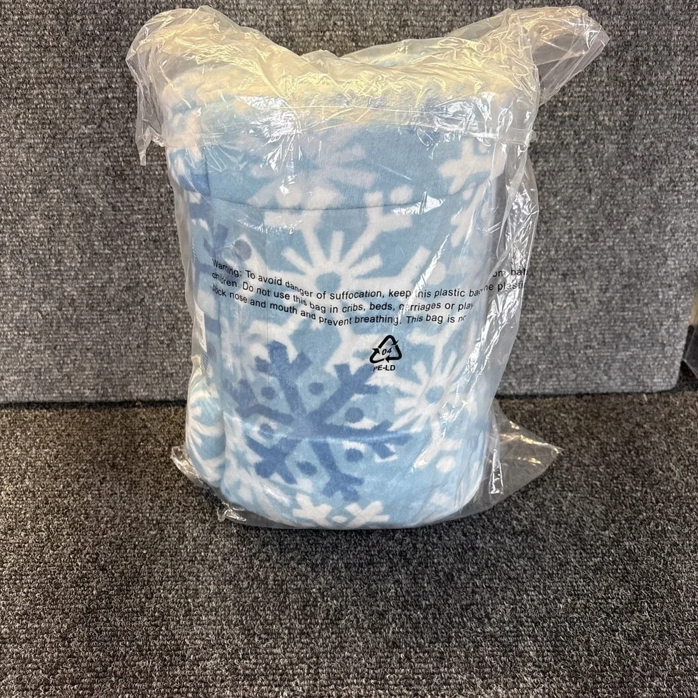 The Big One~Oversized/Super Soft Plush Throw~5ft X 6ft~Blue/White Snowflakes